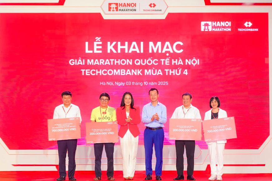 Tại lễ khai mạc, Techcombank trao tặng 2 tỷ đồng tài trợ Quỹ “Vì người nghèo” TP. Hà Nội xây dựng nhà đại đoàn kết, Quỹ Bảo trợ trẻ em TP. Hà Nội, Liên đoàn bóng rổ và liên đoàn xe đạp, mô tô thể thao TP. Hà Nội.