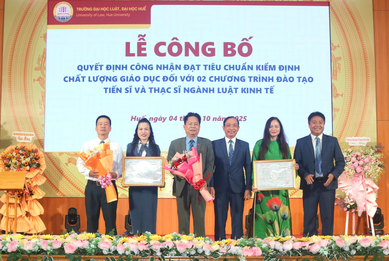 Trao Quyết định công nhận đạt chuẩn kiểm định chất lượng đào tạo đối với 02 chương trình đào tạo Tiến sĩ và Thạc sĩ Luật Kinh tế.