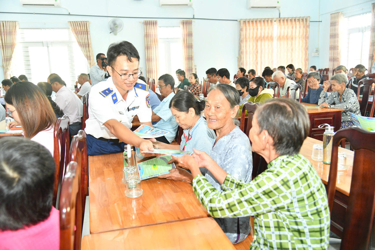 Cán bộ
Bộ Tư lệnh Vùng Cảnh sát biển 4 phát tờ rơi tuyên truyền cho bà con ngư dân. Ảnh: Đức Thái