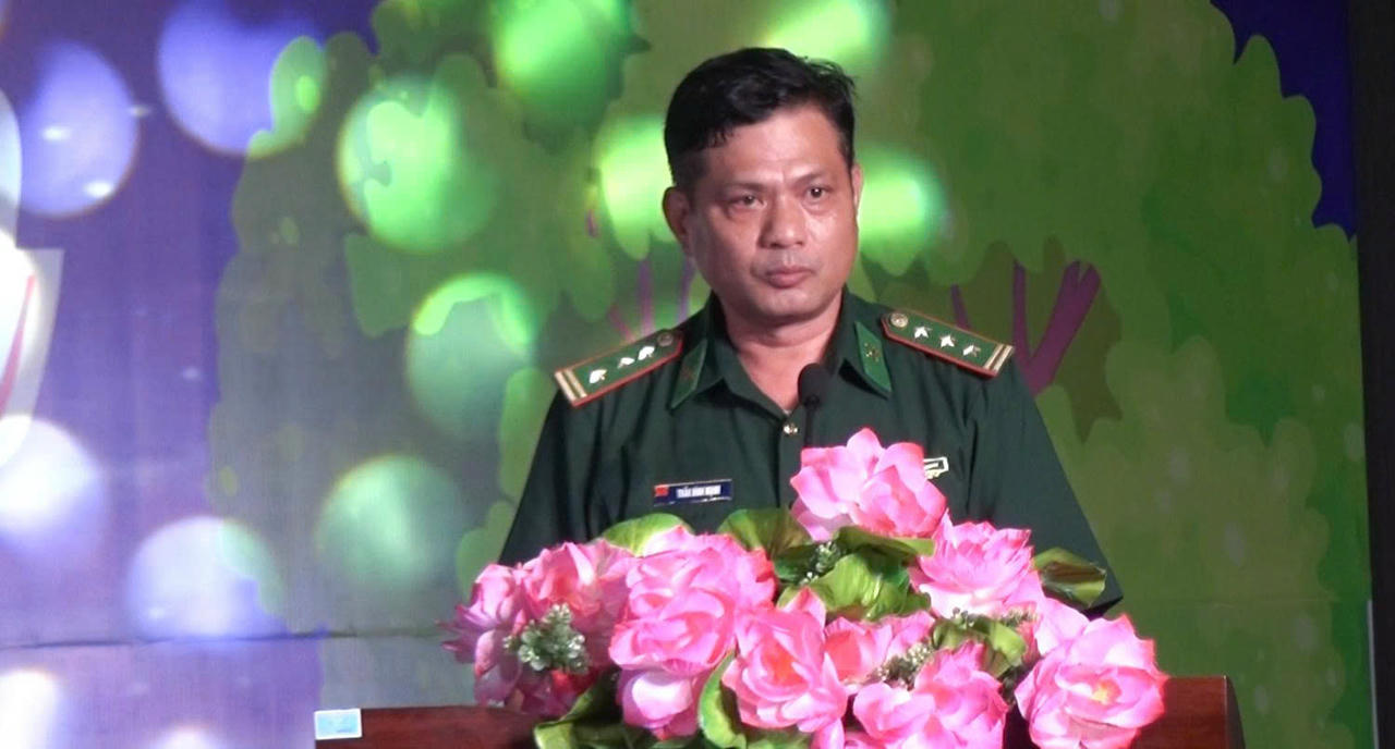 Thượng tá Trần Đình Mạnh - Phó Bí thư Chi bộ, Đồn trưởng Đồn Biên phòng
Lộc Tấn - cho biết: “Biên cương - Đêm hội trăng rằm” 2025 với sự đồng hành của
Báo Pháp luật Việt Nam, đã mang đến niềm vui và động lực cho các em (Ảnh: Xuân
Kiệt)