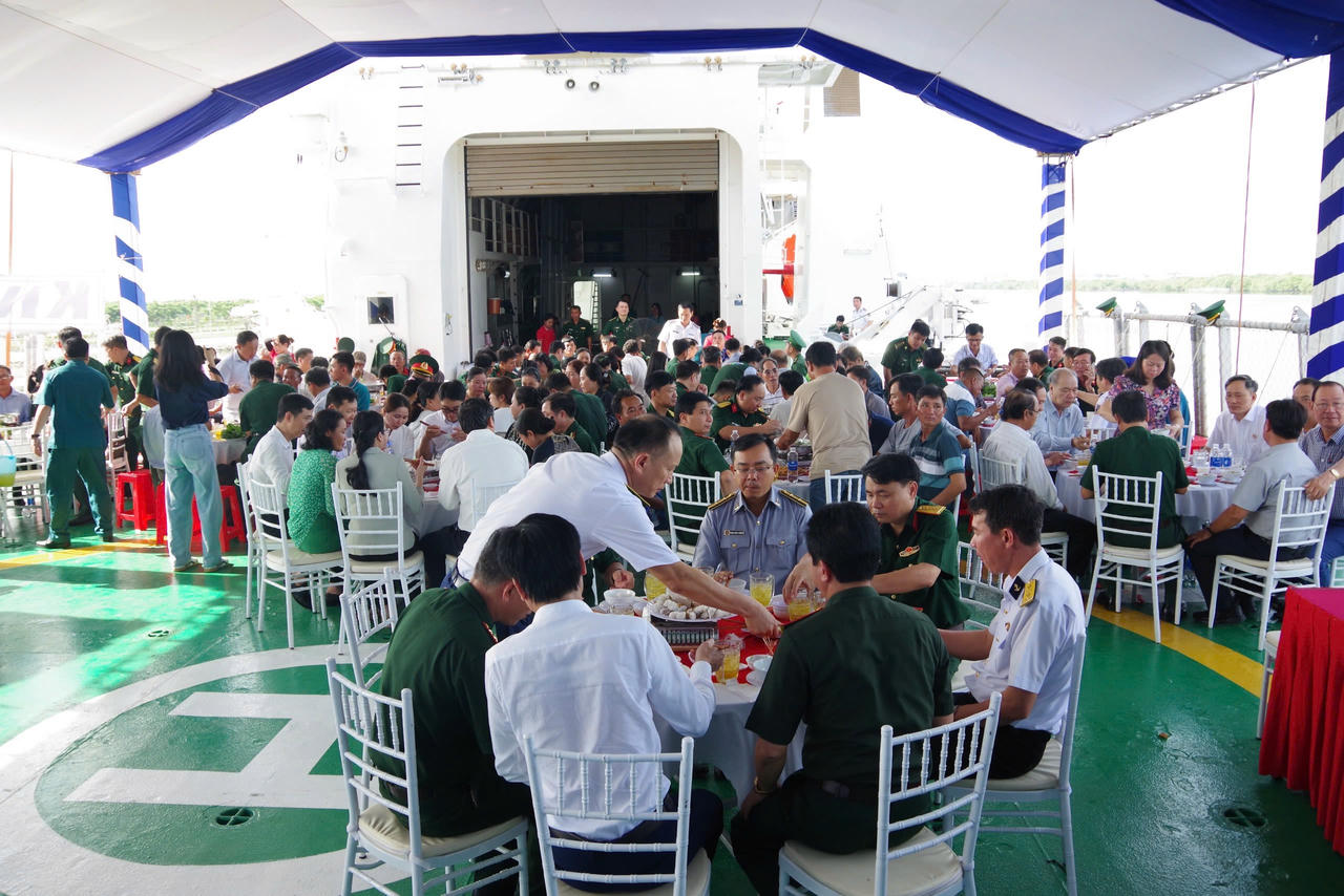 Toàn cảnh chương trình "Ăn sáng cùng ngư dân" kết hợp tuyên truyền bảo vệ chủ quyền biển, đảo và chống khai thác IUU.