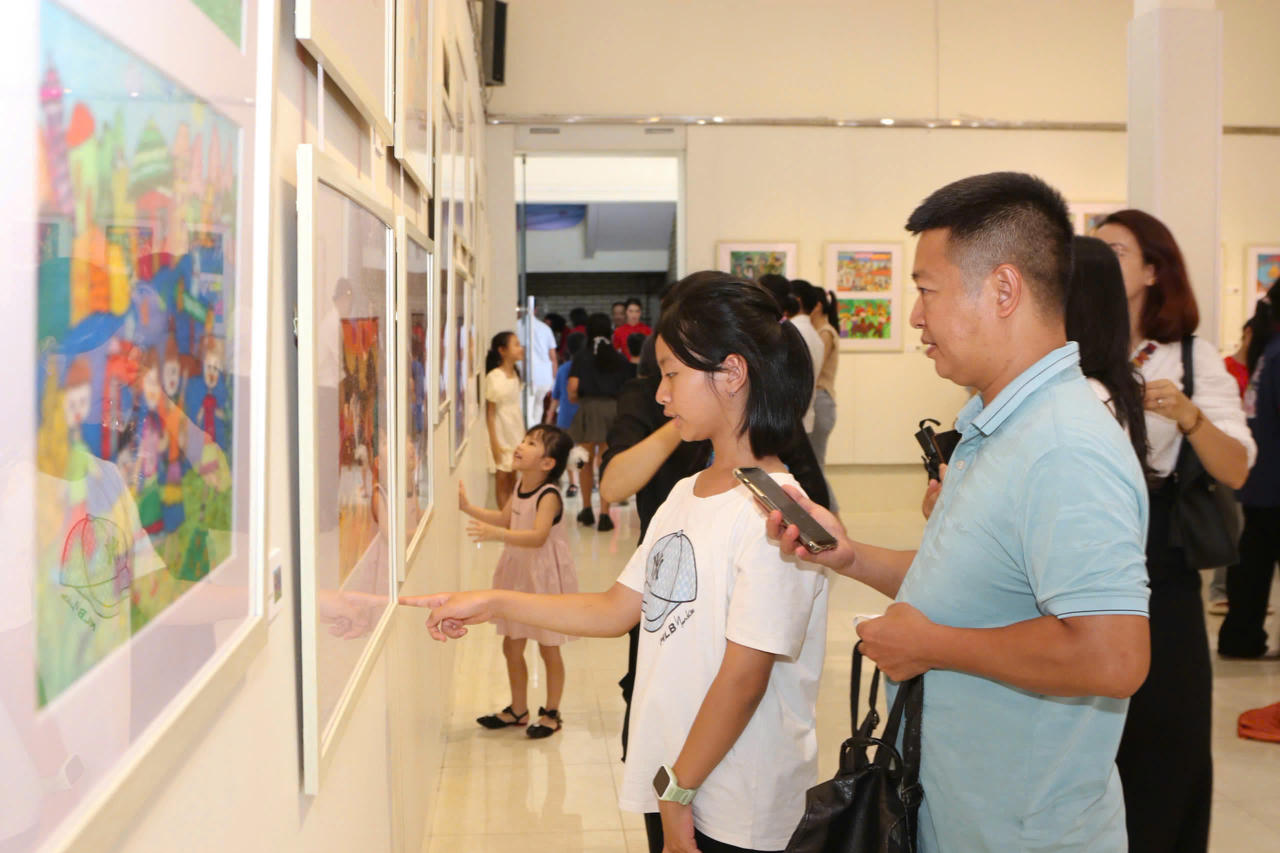 Ban Tổ chức còn triển khai trưng bày trực tuyến trên cổng thông tin ape.gov.vn.