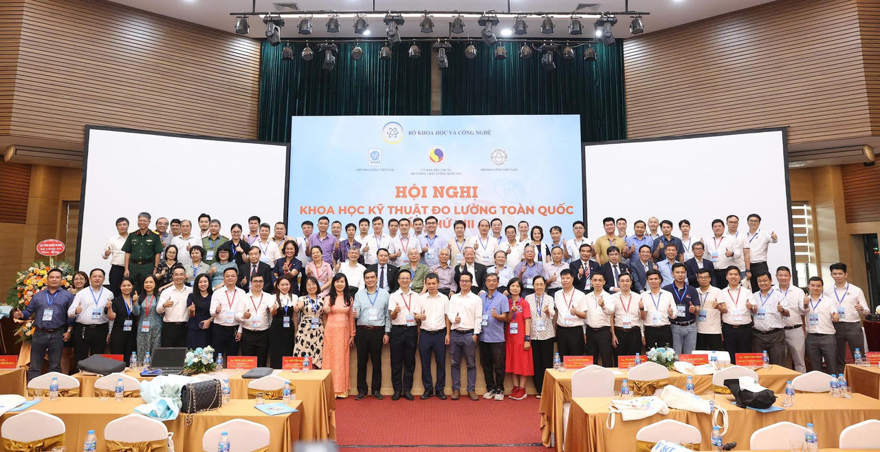 Các đại biểu chụp ảnh lưu niệm. (Ảnh: BTC)