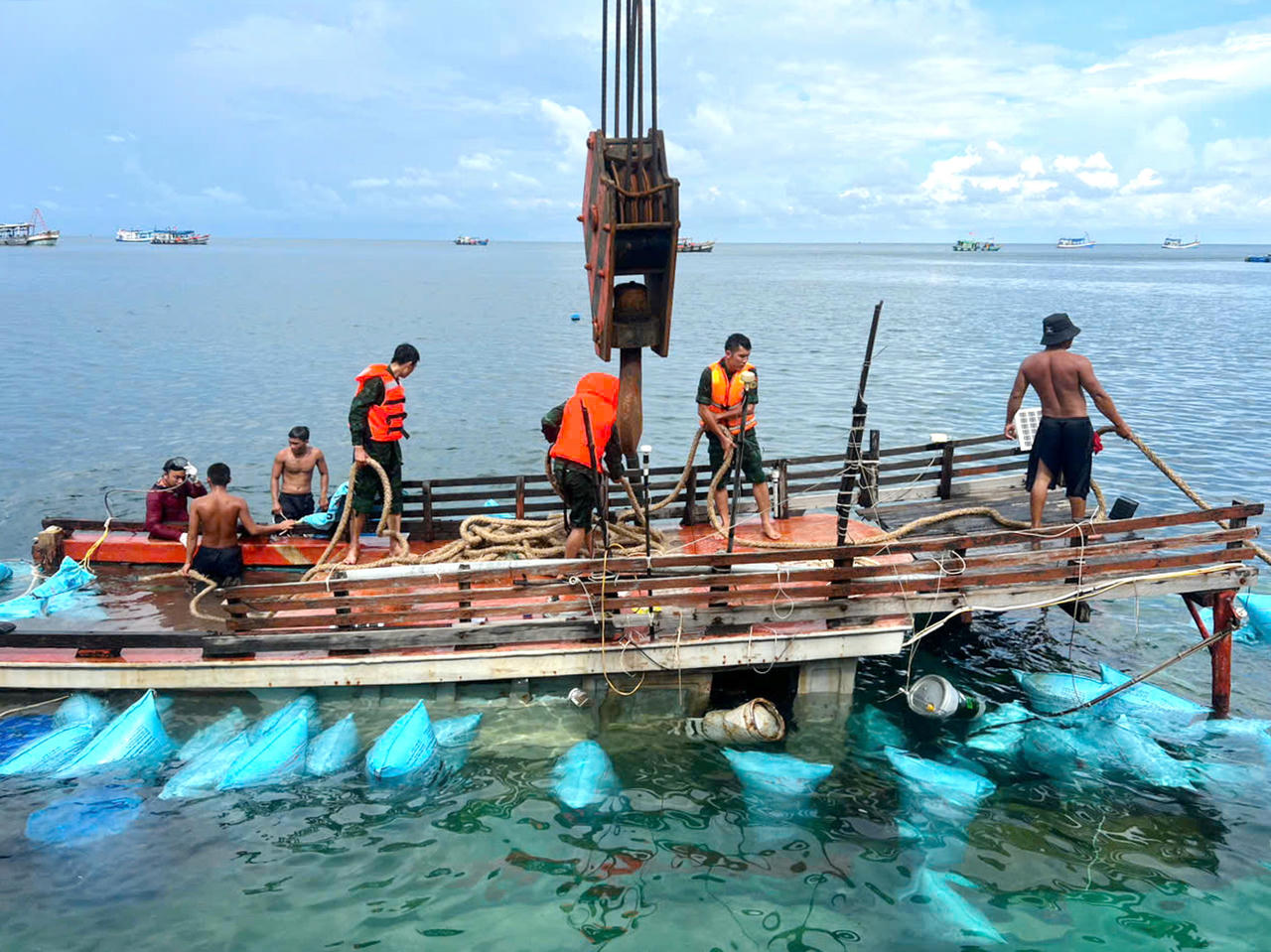Đồn Biên phòng Hòn Chuối cùng ngư dân huy động cẩu 80 tấn trục vớt tàu cá gặp nạn.