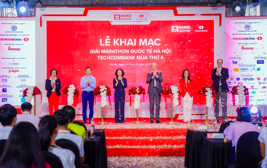 Lễ khai mạc Giải Marathon Quốc tế Hà Nội Techcombank Mùa thứ 4 đánh dấu sự trở lại của giải chạy biểu trưng của Thủ đô Hà Nội.