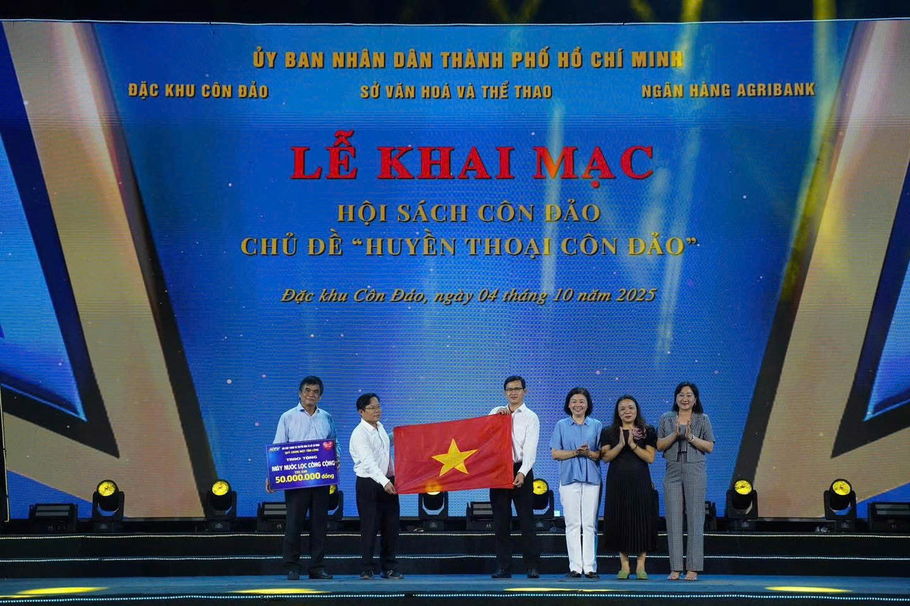 Tặng cờ tổ quốc cho lãnh đạo đặc khu Côn Đảo