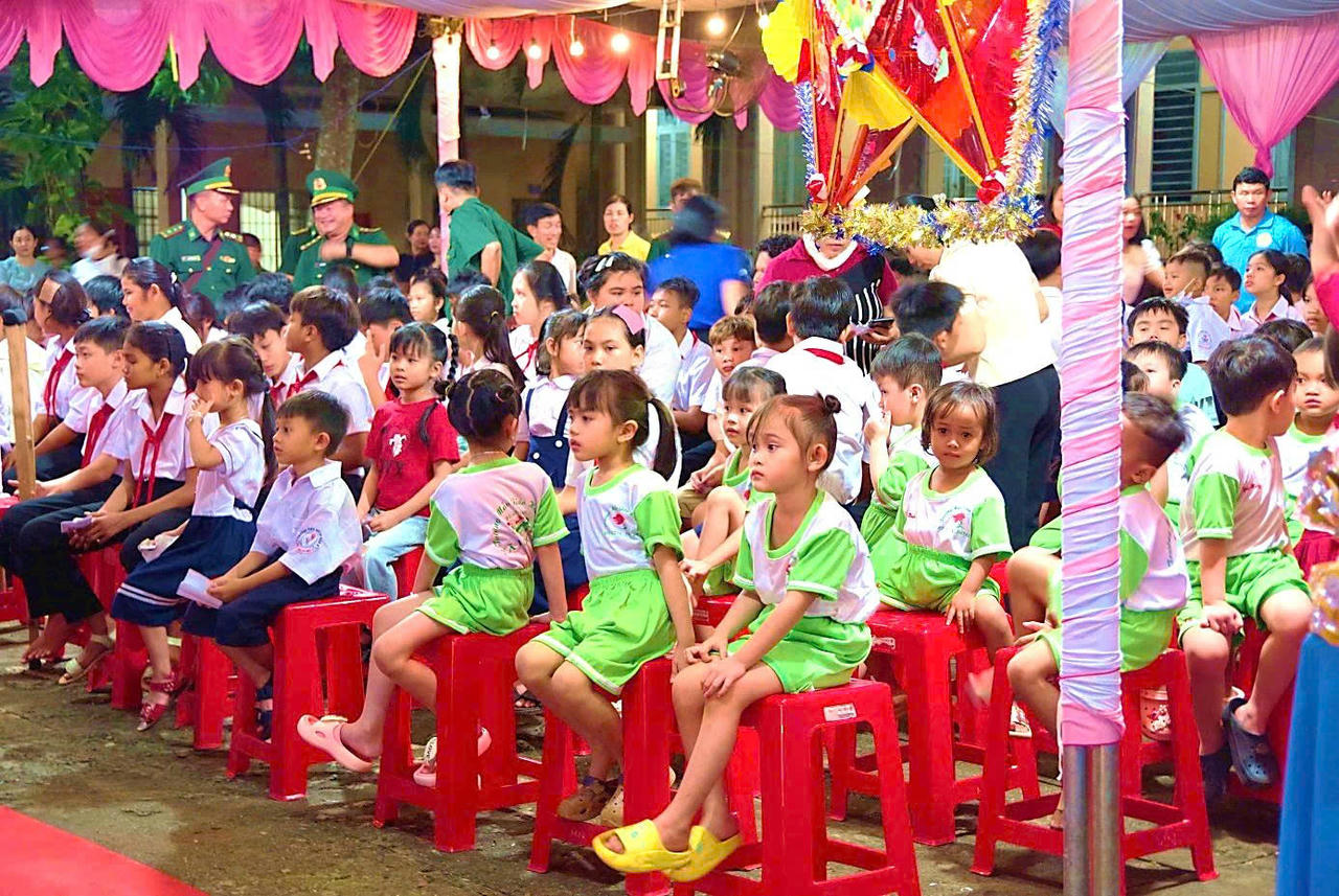 Các em nhỏ háo hức tham gia các hoạt động của chương trình (Ảnh: Xuân
Kiệt)