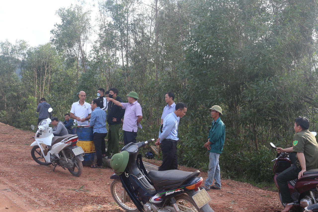 Đoàn kiểm tra của UBND xã Phú Trạch
tiến hành ghi nhận thực tế tại khu vực trang trại chăn nuôi Bình Chi Nam Hưng
ngày 1/10.