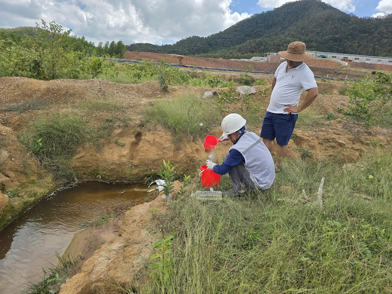 Đoàn kiểm tra của Sở NN&amp;MT tỉnh Quảng Trị lấy các mẫu nước để gửi đi phân tích để đánh giá chất lượng.