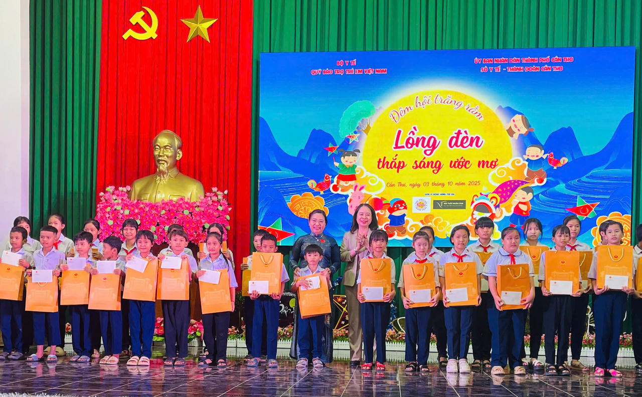 Phó Chủ tịch nước Võ Thị Ánh Xuân và bà Hồ Thị Cẩm Đào - Phó Bí thư Thành ủy, Chủ tịch UBMTTQVN TP Cần Thơ trao học bổng cho học sinh có hoàn cảnh khó khăn