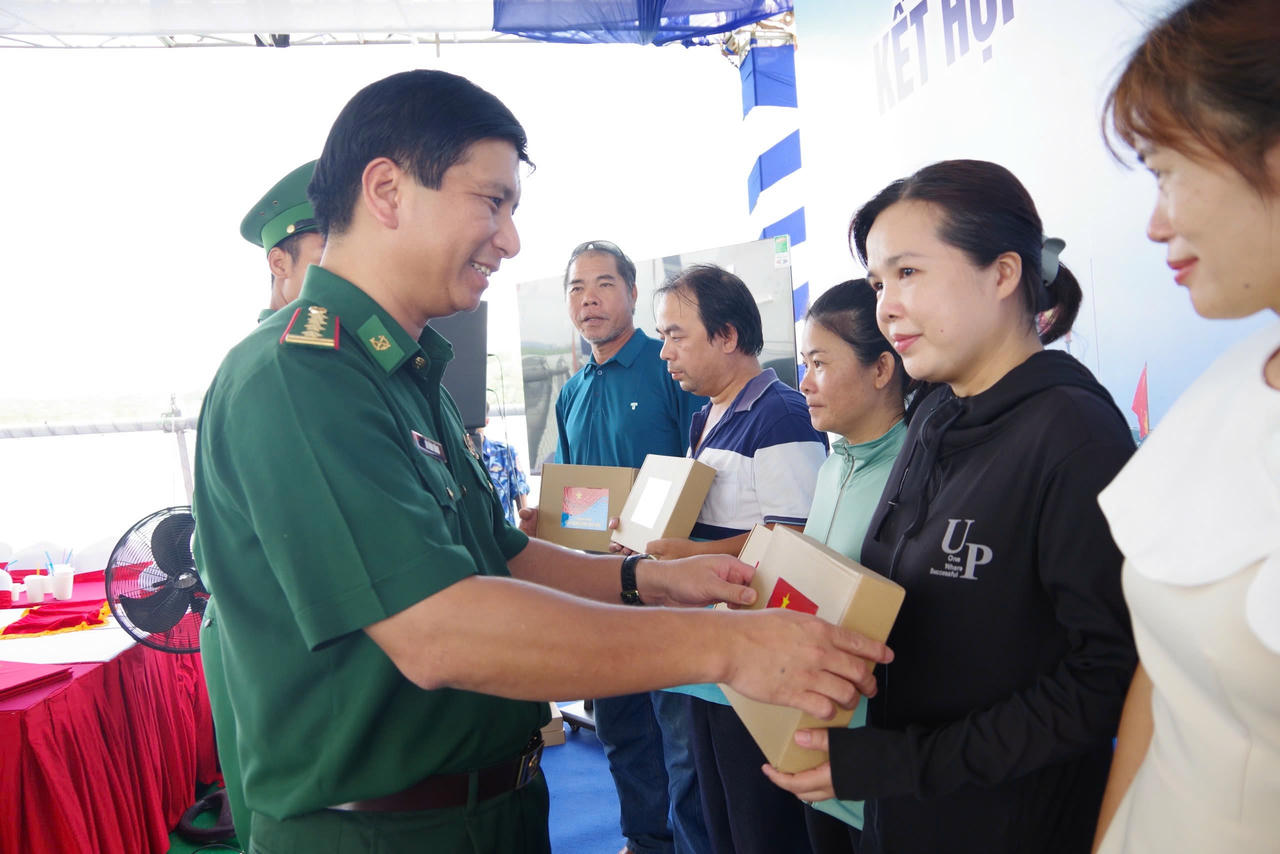 Đại tá Đỗ Vĩnh Thăng, Bí thư Đảng ủy, Chính ủy BĐBP TP Hồ Chí Minh tặng cờ Tổ quốc cho ngư dân tại chương trình.