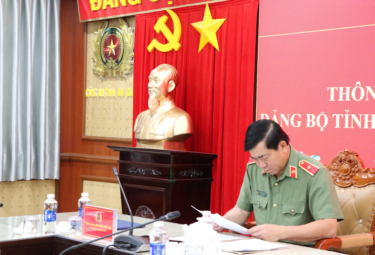 Đồng chí Thiếu tướng Nguyễn Văn Hận, Giám đốc Công an tỉnh dự và chủ trì tại điểm cầu Công an tỉnh An Giang. Ảnh: Tiến Dũng