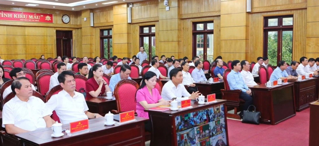 Các đại biểu dự lễ phát động quyên góp, ủng hộ đồng bào bị thiệt hại do bão số 10.