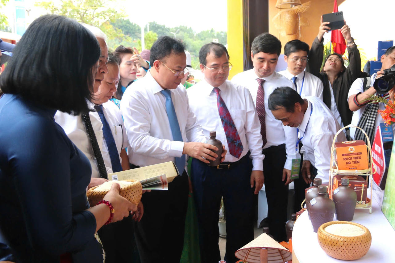 Lãnh đạo TP thăm quan gian hàng