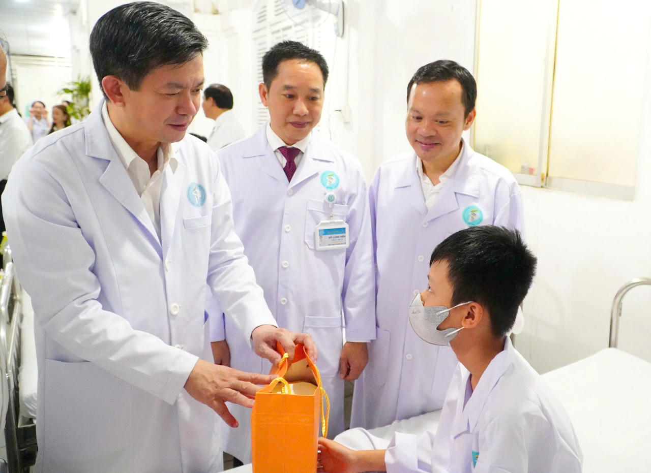Ông Lê Quang Tùng - Bí thư Thành ủy Cần Thơ tặng quà cho các bệnh nhi