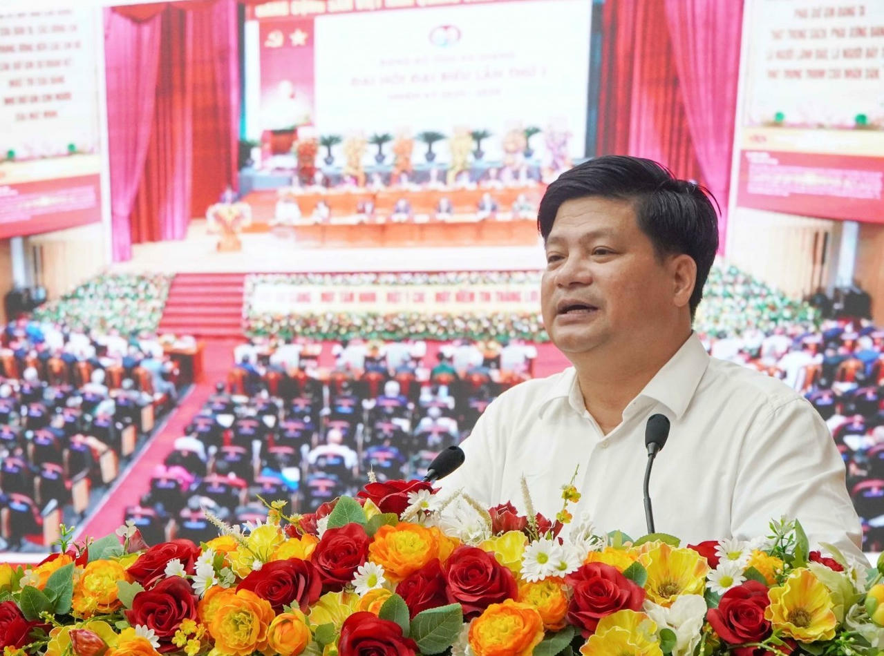 Đồng chí Tống Phước Trường, Trưởng Ban Tuyên giáo và
Dân vận Tỉnh ủy thông báo nhanh kết quả Đại hội đại biểu Đảng bộ tỉnh
An Giang lần thứ I, nhiệm kỳ 2025 - 2030 tại Hội trường Tỉnh uỷ. Ảnh: Tiến Dũng