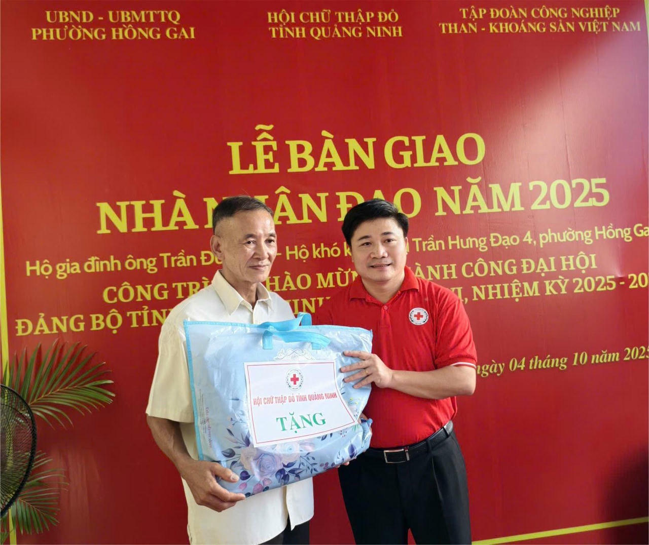 Chủ tịch Hội Chữ thập đỏ tỉnh Quảng Ninh Lý Văn Thành trao quà cho Hộ gia đình ông Trần Đức Lâm.