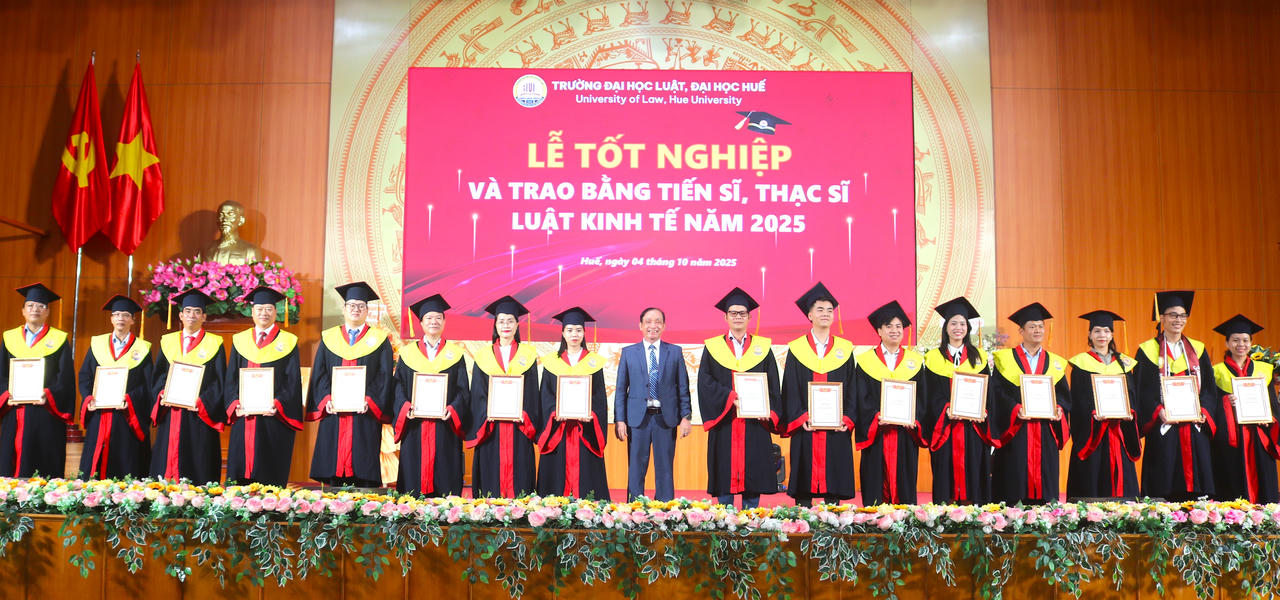 Dịp này, Trường Đại học Luật, Đại học Huế trao bằng tốt nghiệp cho 163 tân Thạc
sĩ và Tiến sĩ ngành Luật Kinh tế (trong đó có 1 Tiến sĩ và 162 Thạc sĩ). 