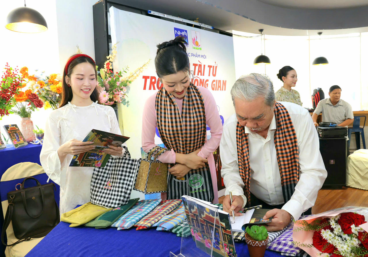 Nhà nghiên cứu Nhâm Hùng ký tặng sách cho độc giả