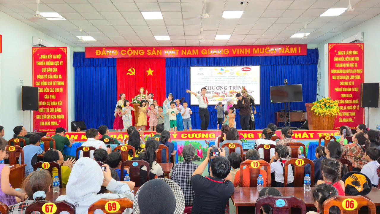 Các em thiếu nhi cùng giao lưu múa hát tập thể tại chương trình "Đêm hội trăng rằm - Biên giới biển".