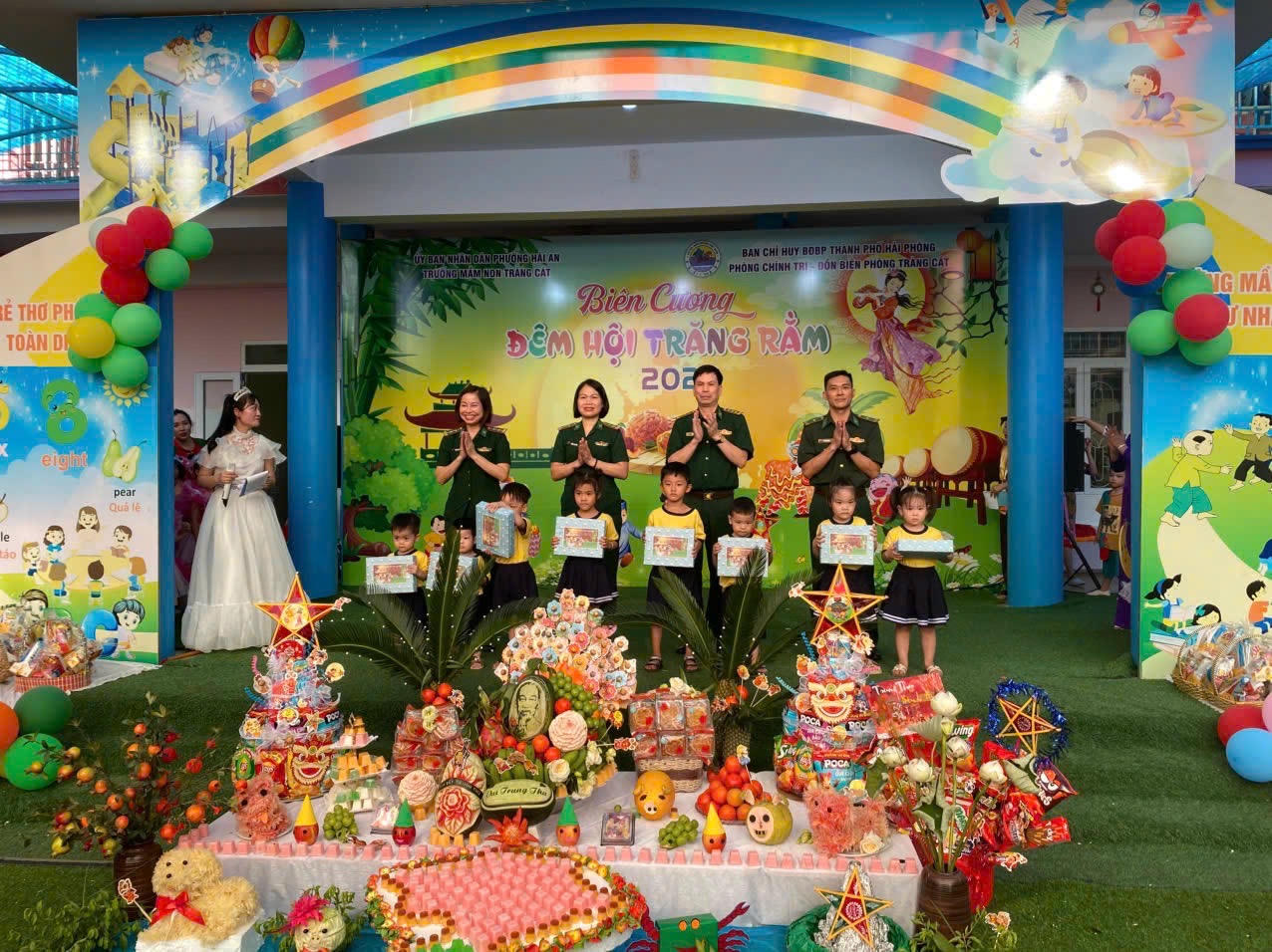 Đại diện chỉ huy Phòng Chính trị, Đồn Biên phòng Tràng Cát, Hội Phụ nữ Bộ đội Biên phòng TP trao quà cho các em học sinh có hoàn cảnh khó khăn.