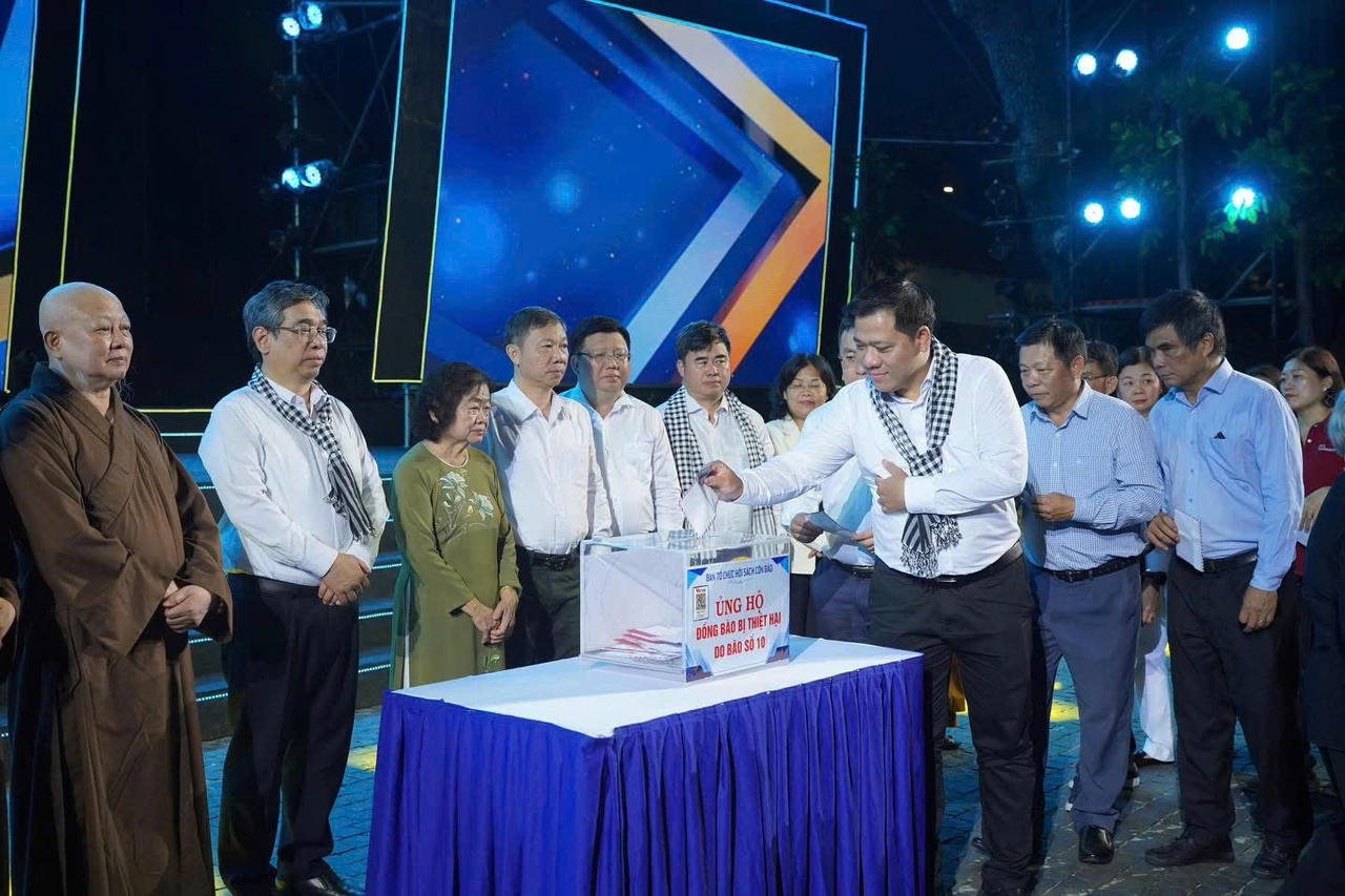 Ủng hộ đồng bào bị thiệt hại do bão số 10