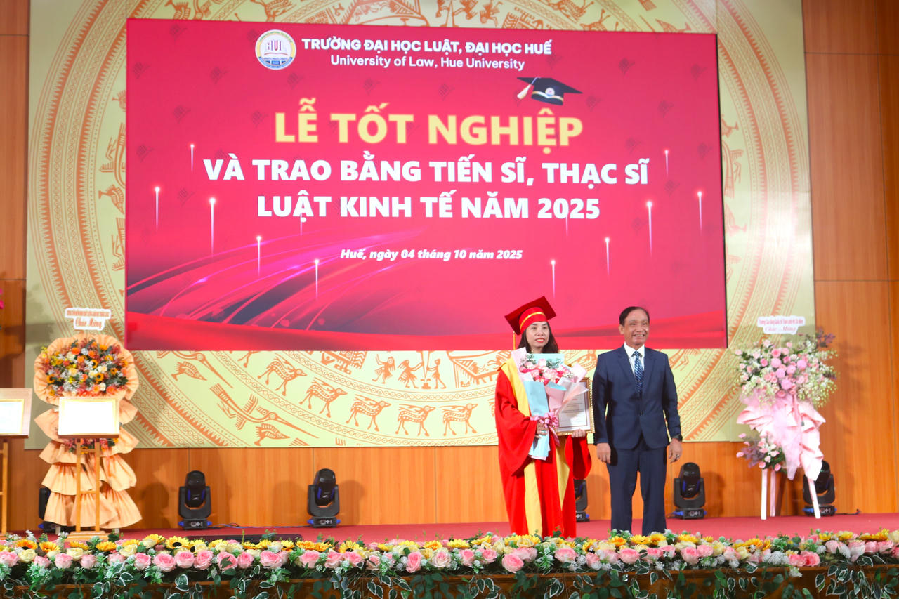 Lãnh đạo trường Đại học Luật, Đại học Huế trao bằng Tiến sĩ cho học viên Nguyễn Thị Tuyết Nga.  