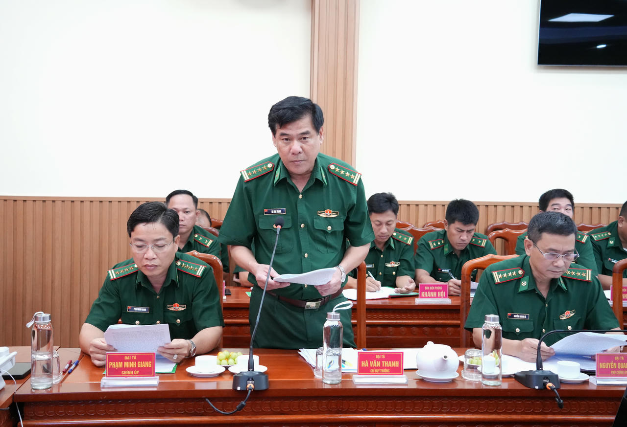 Đại tá Hà Văn Thanh - Chỉ huy trưởng Ban Chỉ huy BĐBP tỉnh Cà Mau báo cáo tại buổi làm việc.