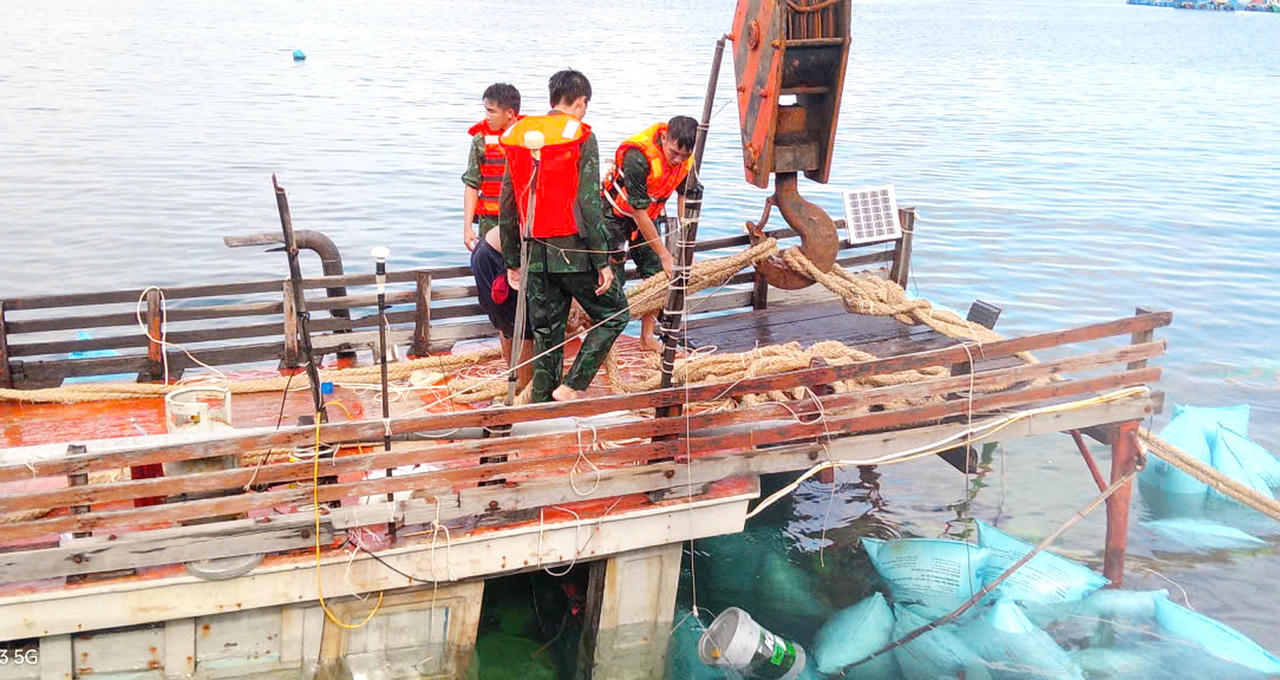 Cán bộ, chiến sĩ Đồn Biên phòng Hòn Chuối trực tiếp tham gia trục vớt tàu cá bị chìm.