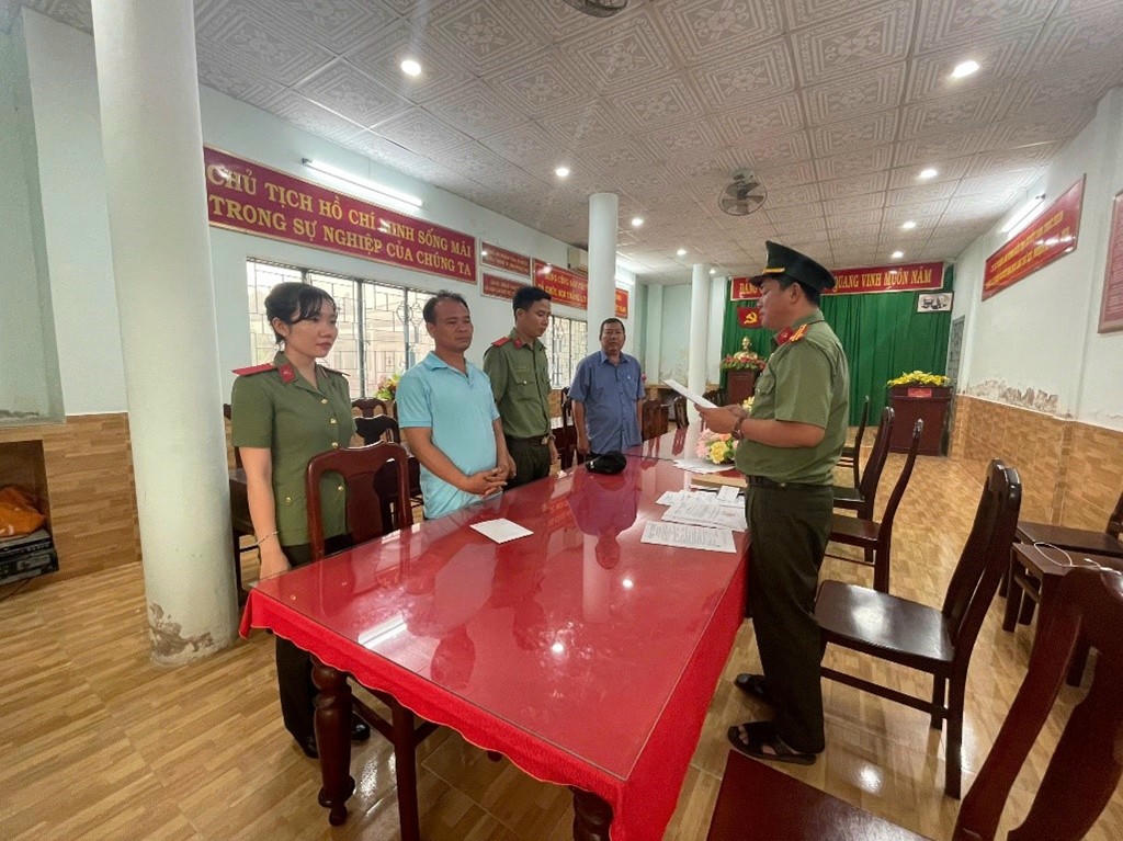 Khởi tố, bắt tạm giam đối tượng có hành vi tổ chức cho người khác xuất cảnh trái phép