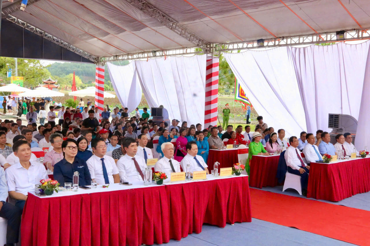 Đông đảo người dân và du khác đến tham dự lễ hội