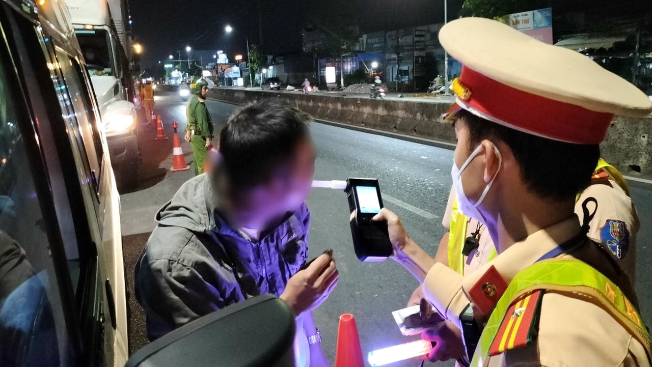 Lực lượng Cảnh sát giao thông Công an tỉnh Cà Mau tăng cường kiểm tra nồng độ cồn vào ban đêm trên tuyến Quốc lộ 1.