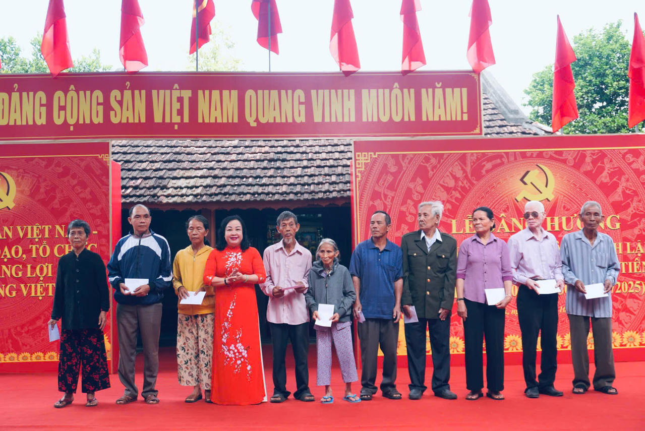 Lãnh đạo Đắk Lắk trao quà cho các gia đình chính sách và người có công