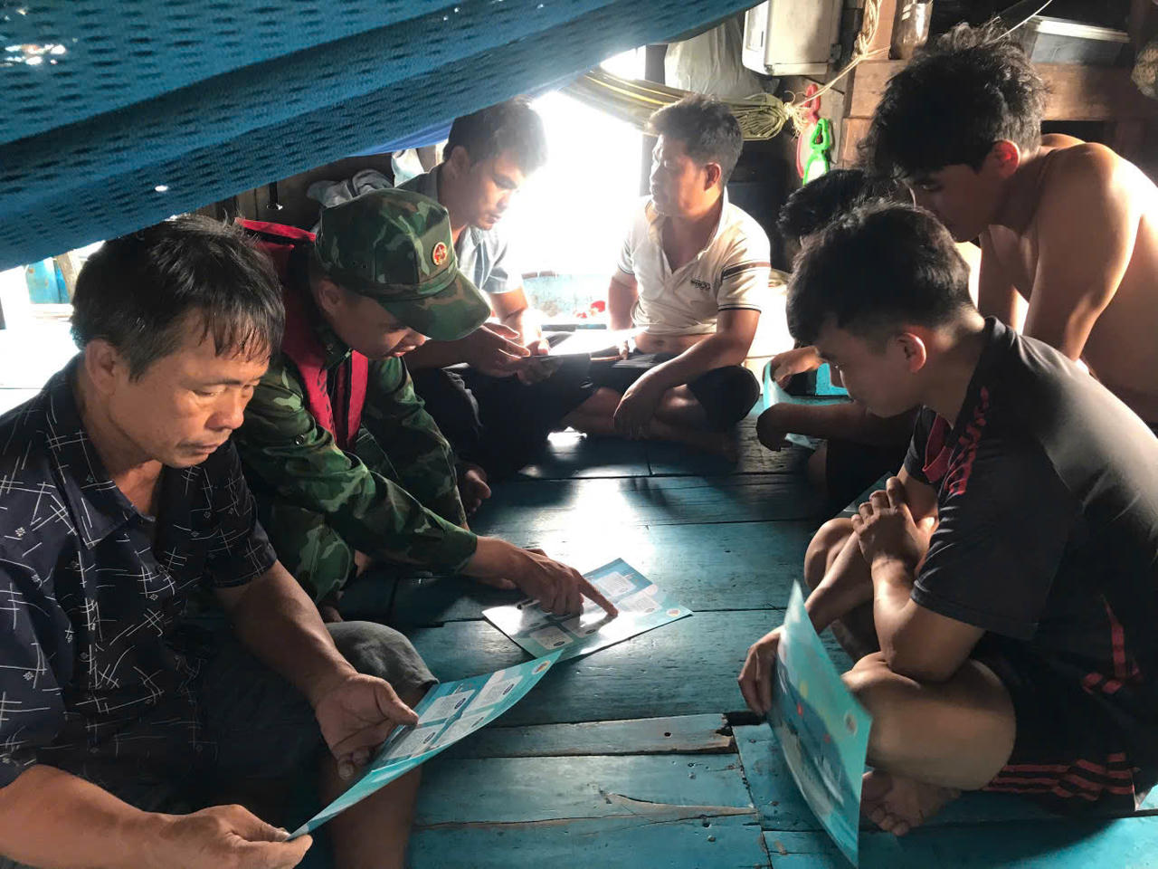 Tại khu vực Cẩm Phả, cán bộ chiến sĩ phối hợp chặt chẽ với chính quyền địa phương, hướng dẫn ngư dân neo đậu tàu thuyền, sắp xếp lồng bè thủy sản, đồng thời chuẩn bị phương án di dời khẩn cấp khi có lệnh.