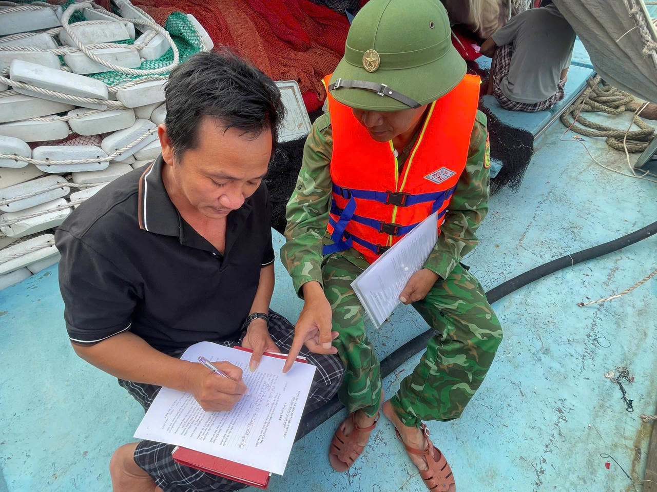 Cán bộ Trạm Kiểm soát Biên phòng Gia Luận/ Cát Bà
tuyên truyền, vận động ngư dân cam kết không ở trên phương tiện khi bão đổ bộ
vào.