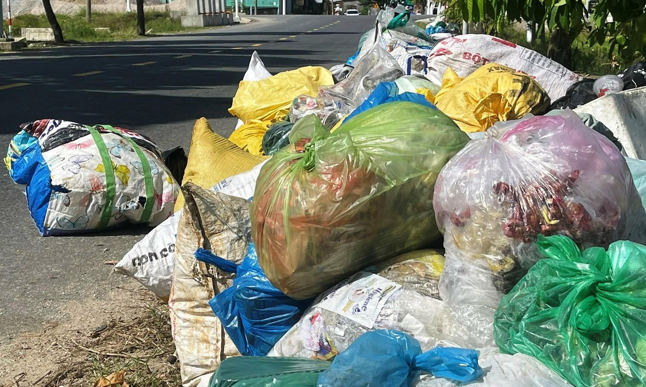 Vì không có người thu gom nên rác thải chất thành đống gây ô nhiễm môi trường nghiêm trọng.