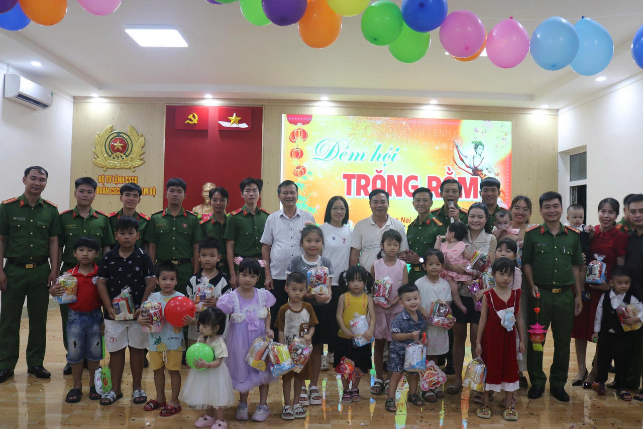 Các em thiếu nhi nhận quà