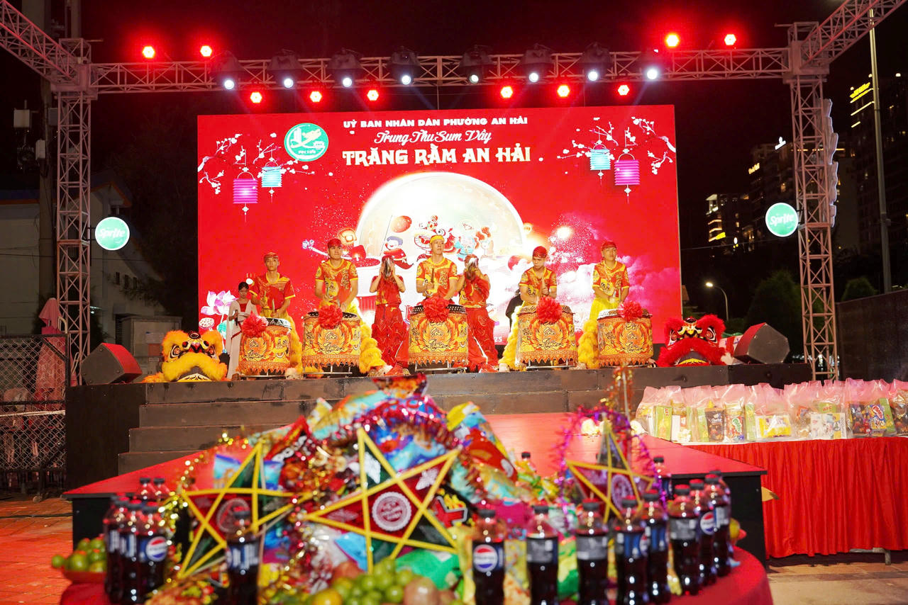 UBND phường An Hải tổ chức đêm hội “Trung Thu Sum Vầy - Trăng Rằm An Hải” mang đến không gian rực rỡ cho thiếu nhi toàn phường.