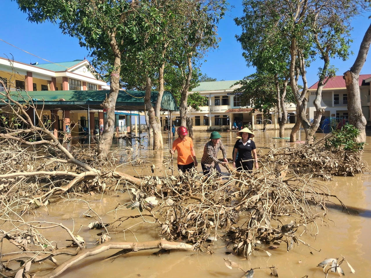 Trường Tiểu học Liên Minh (xã Đức Minh) khung cảnh ngổn ngang sau khi bão chồng lũ. Trong ngày 4/10, lực lượng dân quân tự vệ, đoàn viên thanh niên, công an xã Đức Minh phối hợp cùng các thầy cô giáo tiếp tục ra quân dọn vệ sinh, lau chùi trường lớp. 