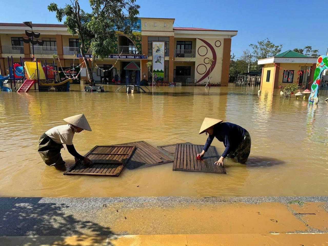 Còn các trường học ở xã vùng núi, ven sông như Kim Hoa, Đức Quang, Đức Minh của tỉnh Hà Tĩnh bị ngập sâu khiến nhiều trường học chưa thể đón học sinh trở lại trường.