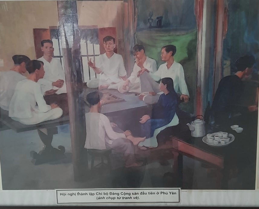 Tranh
sơn mài mô tả về cuộc họp thành lập Chi bộ Đảng Cộng sản đầu tiên ở Phú Yên. Ảnh
HT