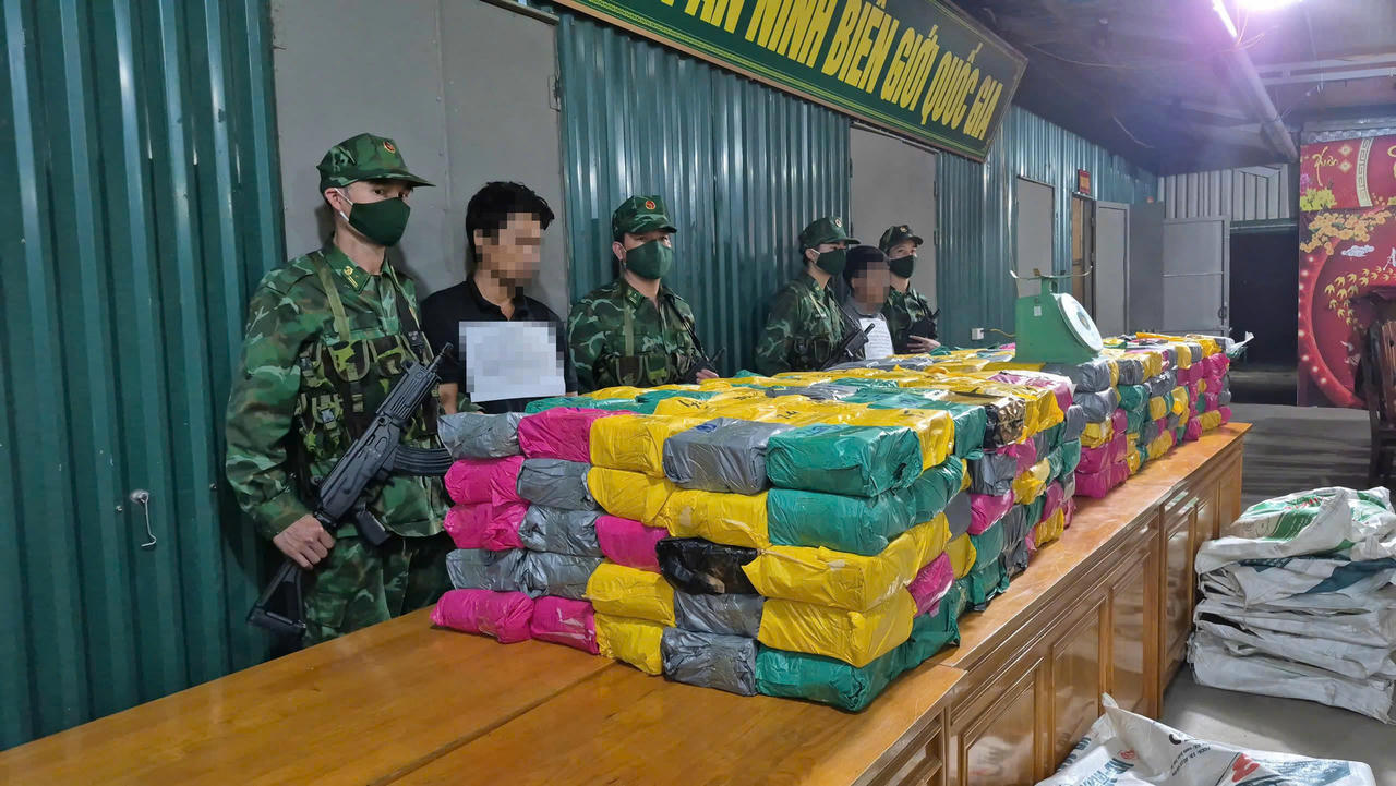 Hai đối tượng bị bắt cùng tang vật
500kg ma túy các loại.