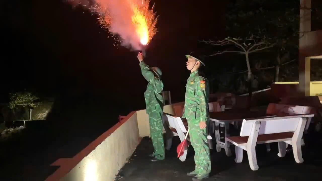 Đồn
Biên phòng Cát Bà tổ chức bắn pháo hiệu kêu gọi các phương tiện hoạt động trên
biển vào bờ tránh trú bão an toàn