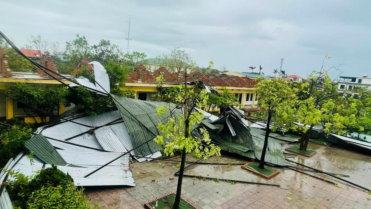 Chỉ trong vòng một tháng, Hà Tĩnh liên tiếp hứng chịu hai cơn bão lớn, khiến hàng trăm điểm trường bị tàn phá. Cơn bão số 10 khiến 418 cơ sở giáo dục ở Hà Tĩnh bị tốc mái, hư hỏng nặng, thiệt hại ước tính trên 457 tỷ đồng.