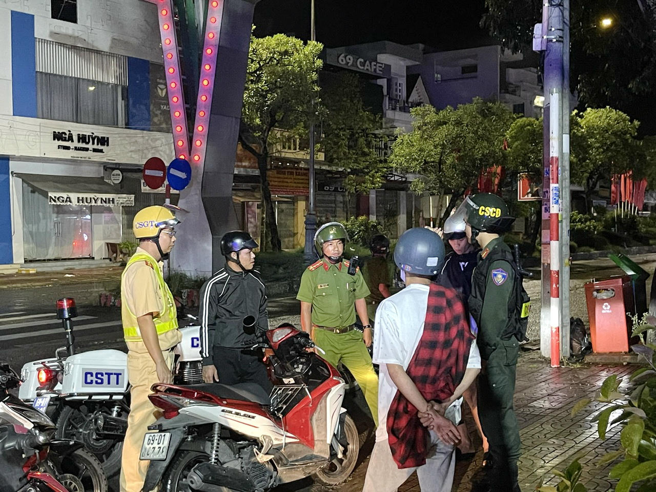 Tổ tuần tra, kiểm soát siết chặt quản lý địa bàn, kịp thời phát hiện, ngăn chặn các vụ gây rối trật tự công cộng vào ban đêm.