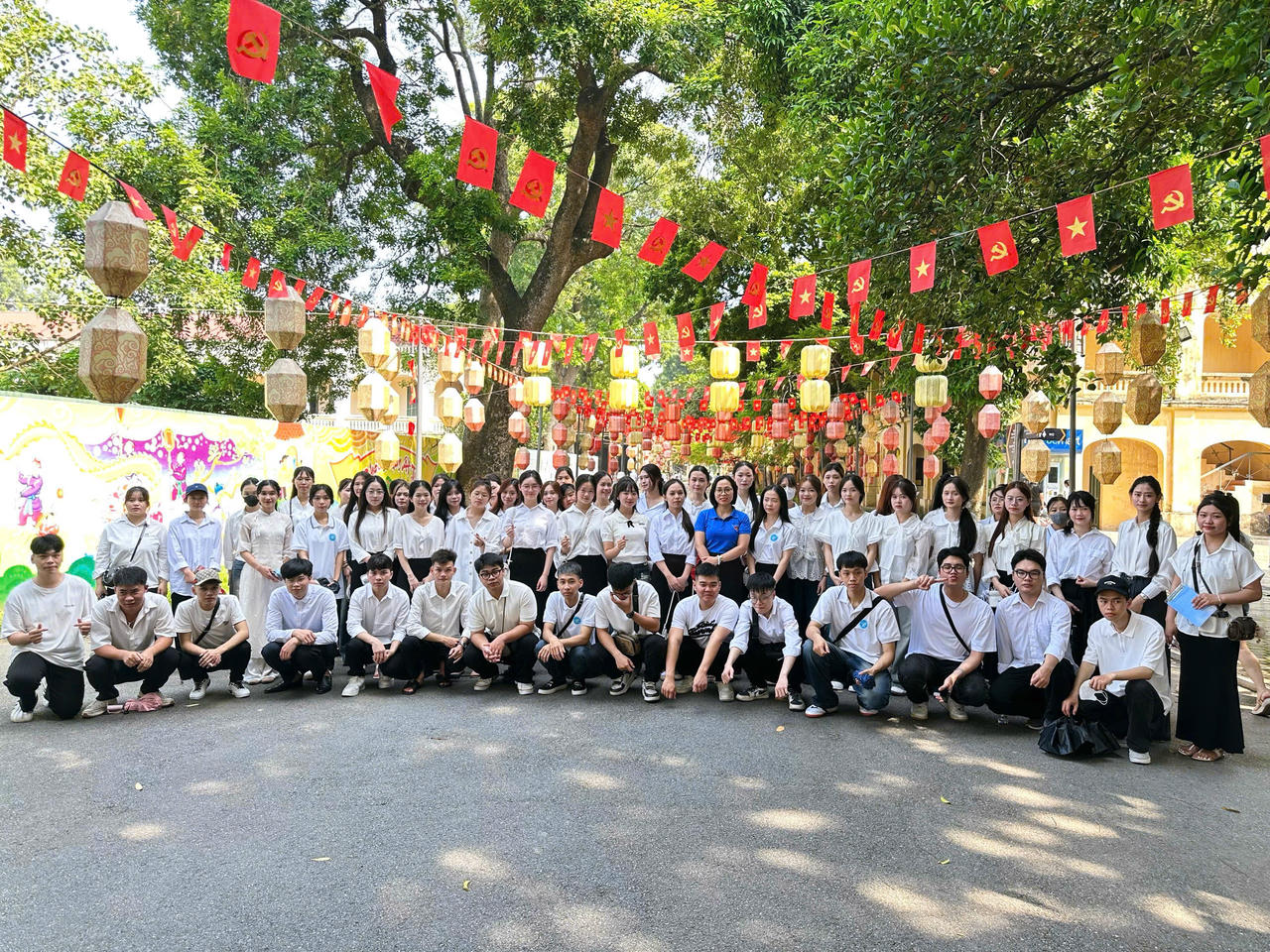 Sinh viên Trường ĐH Kinh tế và Quản trị Kinh Doanh - Thái Nguyên trải nghiệm thực tế tại Khu Di tích.