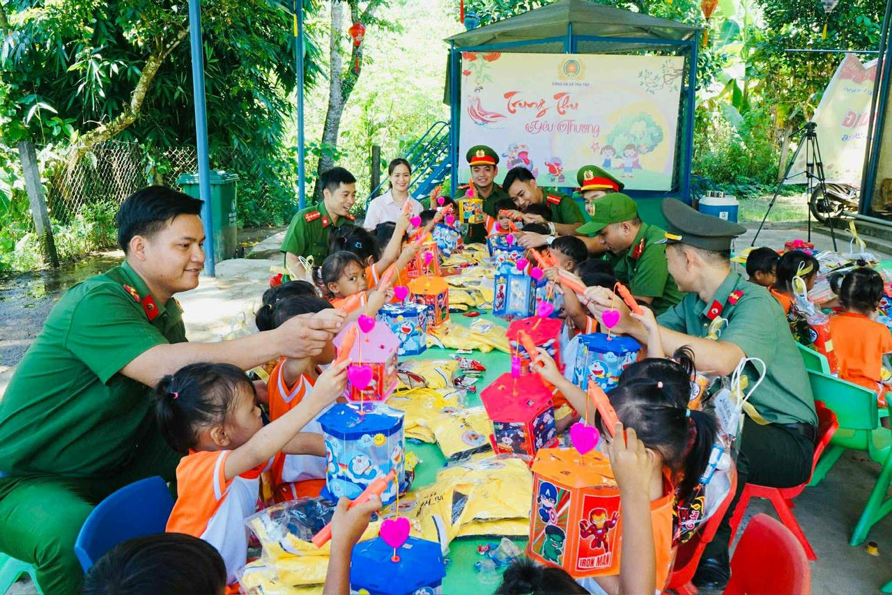 Chi đoàn Công an xã Trà Tập vượt hơn 20km đường dốc mang Trung thu cho 44 học sinh người Xơ Đăng tại điểm trường C72 - Trường Mẫu giáo Anh Đào.