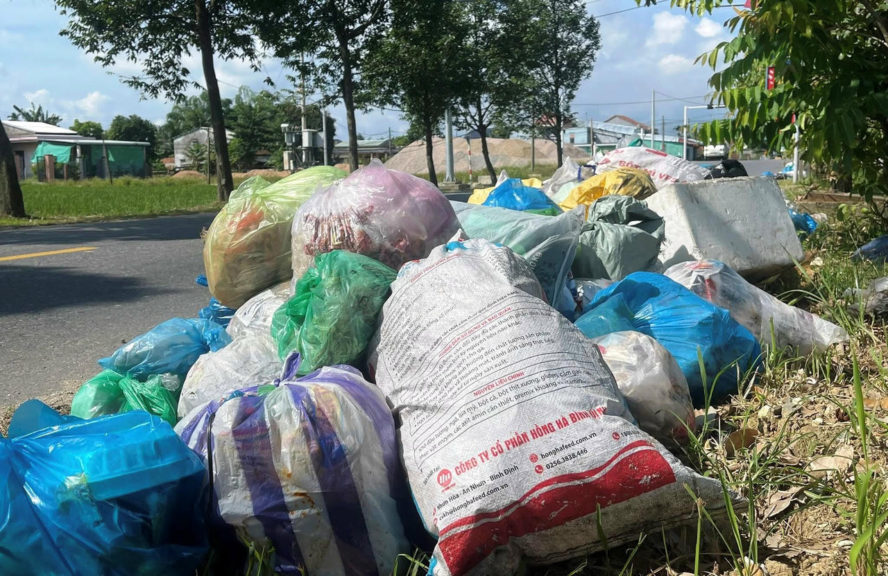 Rác chất thành đống dọc tuyến QL14B cũ ngay sát khu dân cư xã Hà Nha.