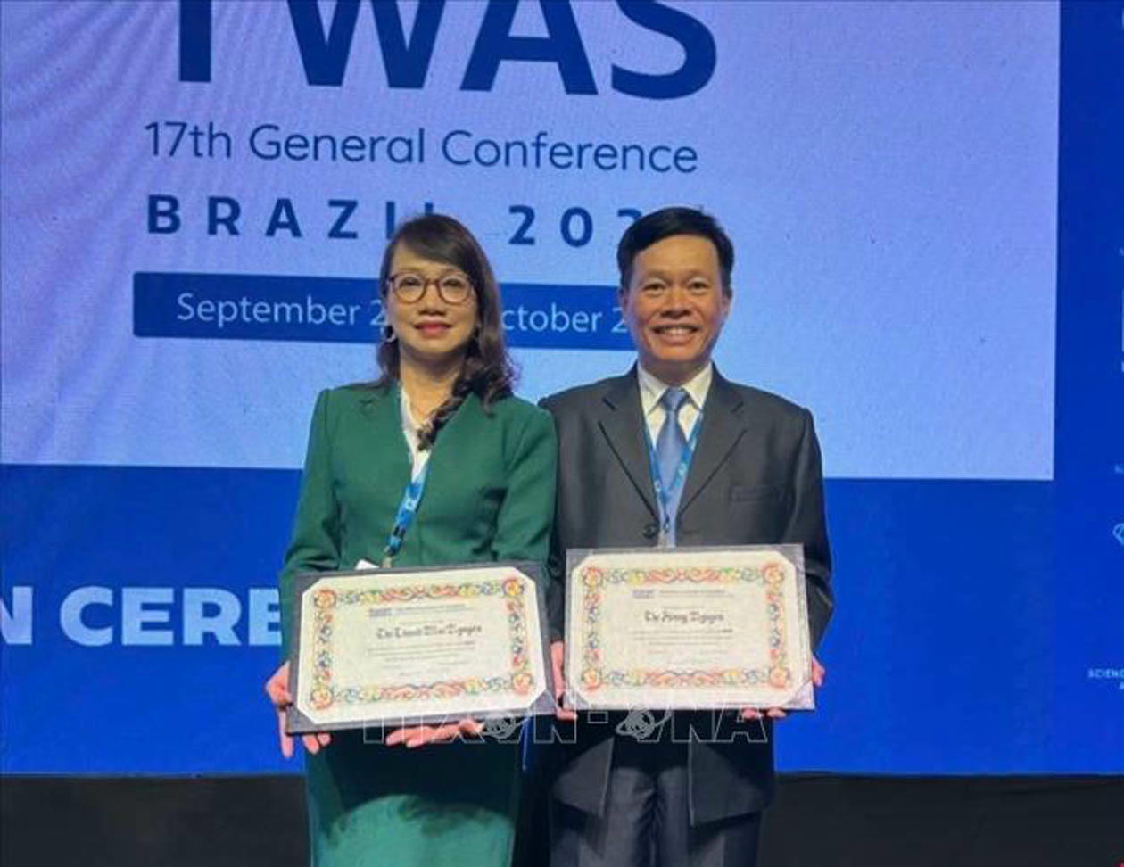 Giáo sư, Tiến sĩ Nguyễn Thế Hoàng và Giáo sư, Tiến sĩ Nguyễn Thị Thanh Mai được công nhận là Viện sĩ của Viện Hàn lâm Khoa học Thế giới. (Nguồn: TTXVN)