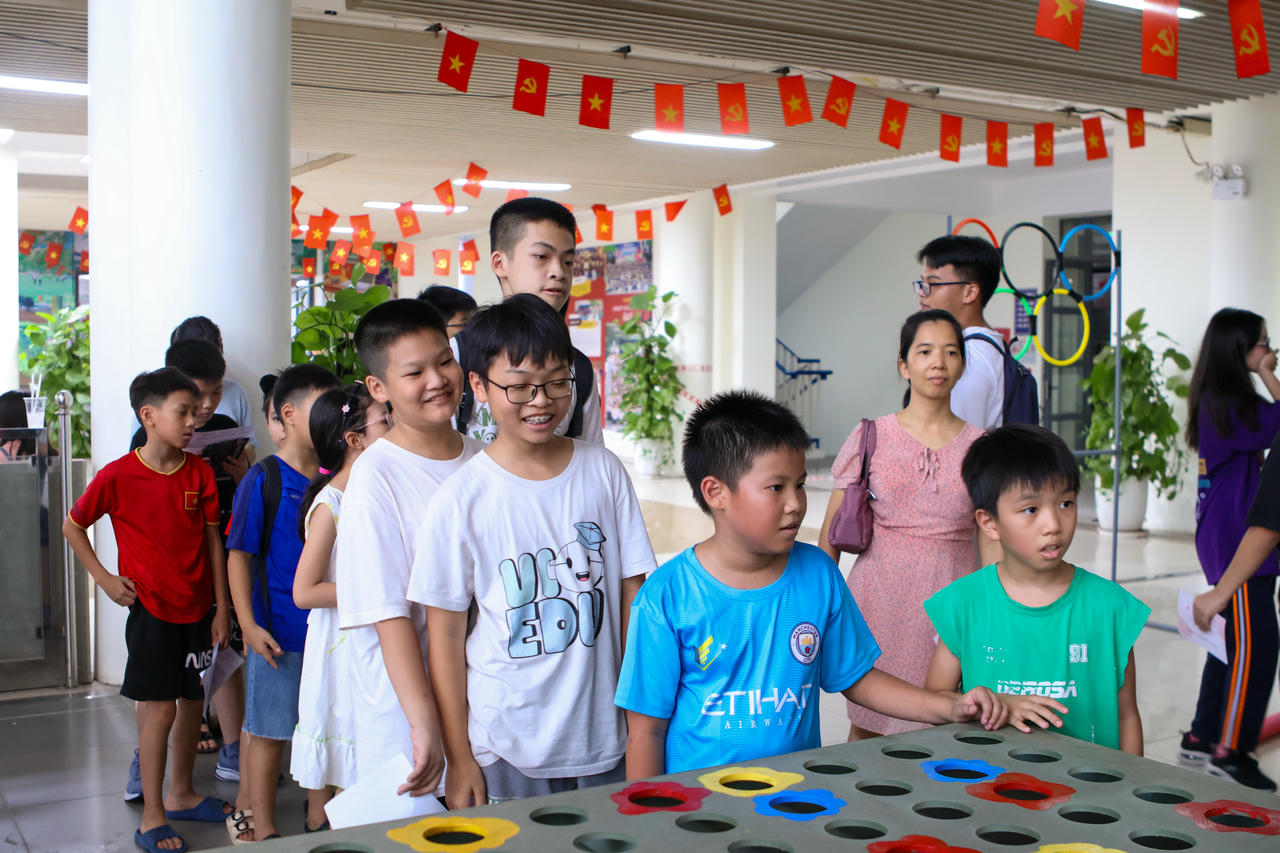 Khu vực Board game và DIY thu hút đông đảo phụ huynh và học sinh bởi tính sáng tạo và tương tác cao.